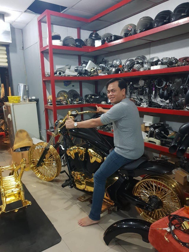 Đại gia Phúc XO: Đeo dây chuyền vàng 13kg, chơi 3 xe máy mạ vàng hiếm có