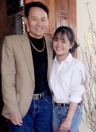 Trang và bố trong dịp Tết 2 năm trước. Hiện Trang là sinh viên năm 3 đại học. Ảnh: Hải Dâng.