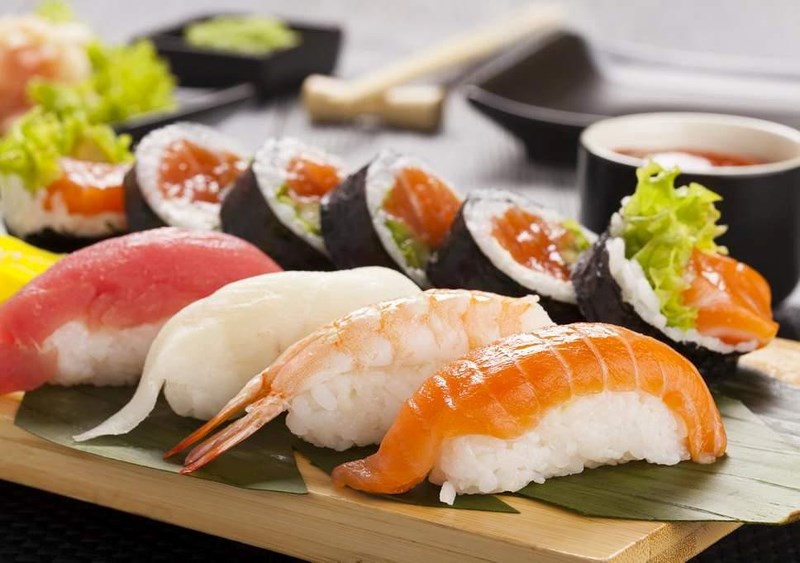Mối nguy hiểm có thể gặp khi ăn sushi cá sống - ảnh 1
