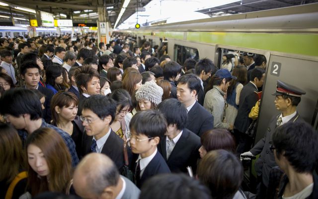 Tại sao người Nhật không nhường ghế cho người già trên tàu điện ngầm? - 1