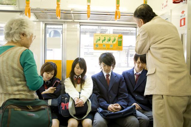 Tại sao người Nhật không nhường ghế cho người già trên tàu điện ngầm? - 2