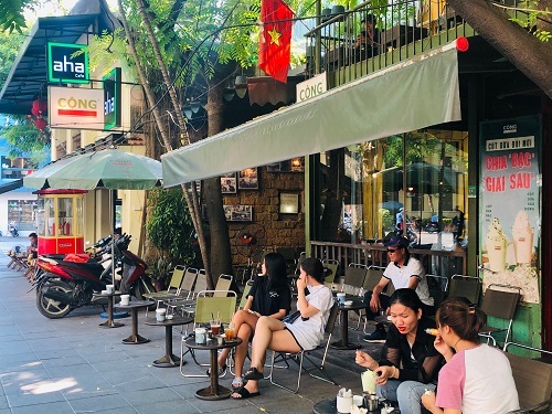 Hai quán cà phê nhượng quyền nằm sát nhau trên đường Quán Sứ, Hà Nội. Ảnh: Quỳnh Trang