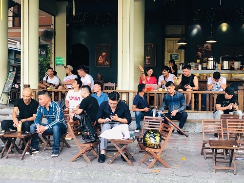 Khách khứa ngồi đông đúc tại một quán cà phê trên đường Hoàng Cầu, Hà Nội. Ảnh: Quỳnh Trang. 