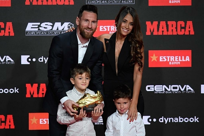 Messi cùng vợ và hai con trai nhận giải Chiếc giày vàng châu Âu cho mùa 2018/19. Ảnh: Marca
