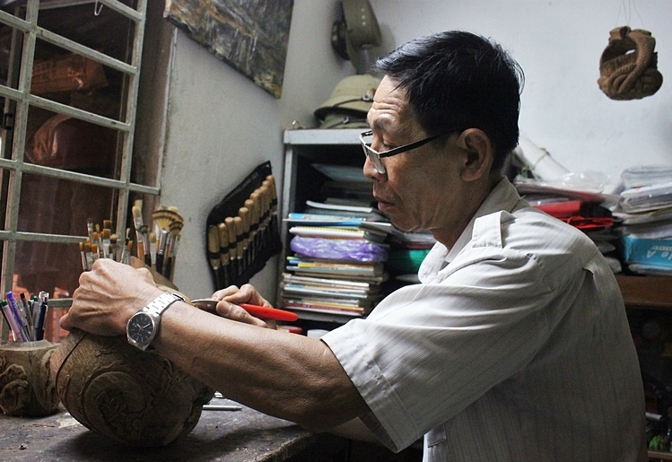 Hiện nay, mỗi tháng ông chỉ làm khoảng 4 – 5 cái khi có khách đặt, với kiểu khắc nổi sắc sảo. Sản phẩm chủ yếu bán ở Sài Gòn và nước ngoài. Ảnh: Diệp Phan.