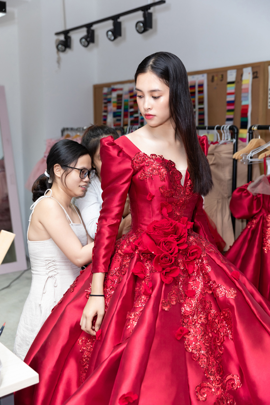 Bộ váy dạ hội tông đỏ tươi, đính kèm họa tiết hoa nổi được chuẩn bị riêng cho hoa hậu Tiểu Vy.