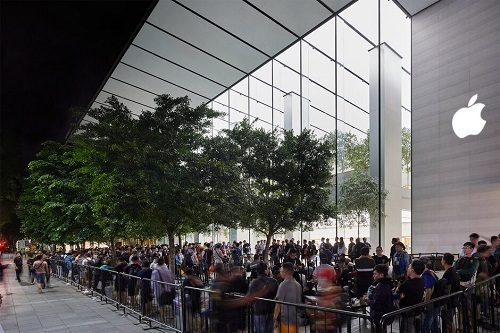 Hàng dài người hâm mộ Apple xếp hàng để mua iPhone mới. Ảnh: Phone Arena