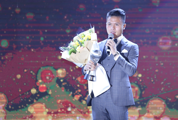 Quang Hải đoạt giải thưởng quan trọng nhất đêm Gala. Ảnh: Đương Phạm.
