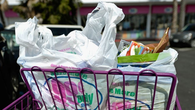 Thái Lan bắt đầu một thập kỷ cấm túi nhựa dùng một lần - Ảnh: Getty Images
