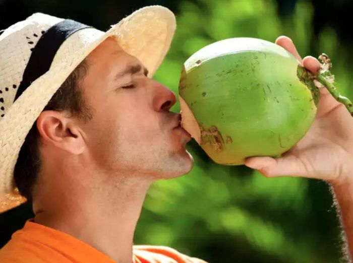 Một cốc nước dừa có 48 calo, ít hơn nhiều so với các loại đồ uống khác. Đây là một lựa chọn phù hợp vì nước dừa không làm tăng lượng đường trong máu và giữ mức điện giải ổn định trong cơ thể.
