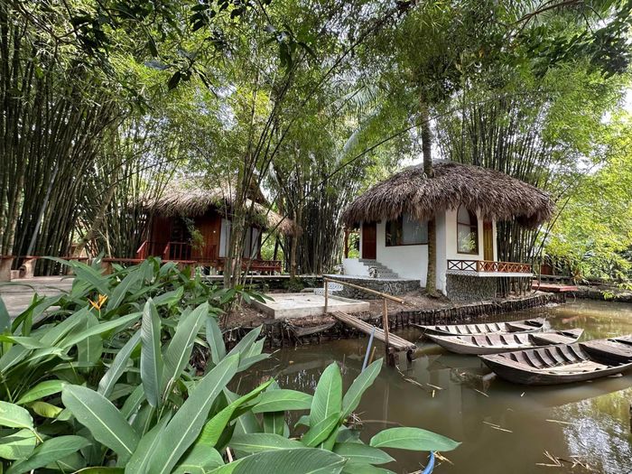 Trên trang Facebook, Vân Trang khoe chùm ảnh về "thành quả" villa miệt vườn tại quê nhà Tiền Giang.