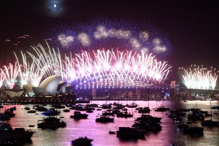 Màn trình diễn pháo hoa sáng rực bầu trời Nhà hát Opera Sydney vào thời khắc bước sang Năm mới 2023
