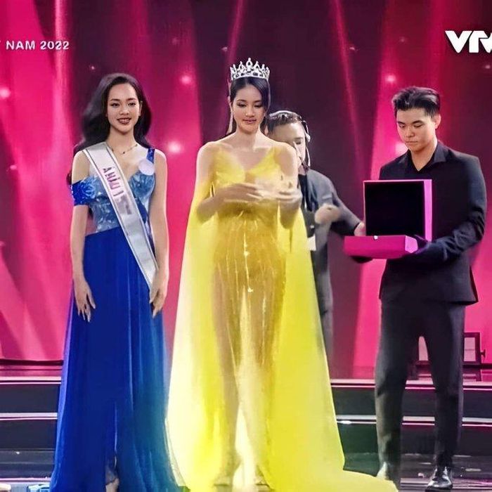 Á hậu Phương Anh (đầm vàng) trên sân khấu chung kết Hoa hậu Việt Nam 2022