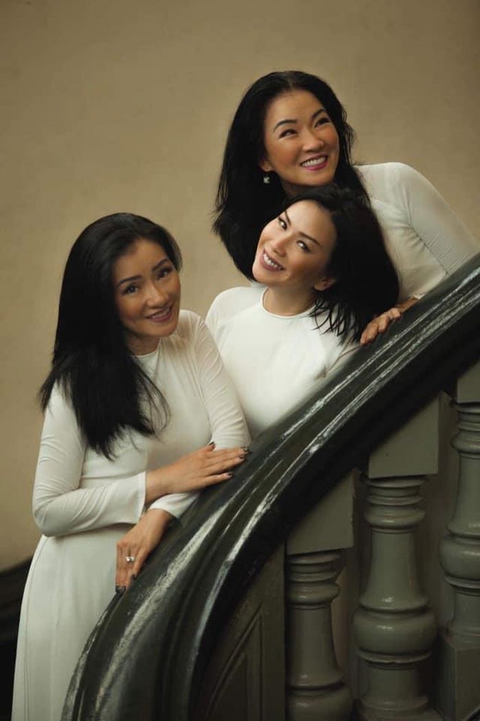 Sau đó, ba chị em tham gia một chương trình ca nhạc mang tên "Một thời áo trắng" và quyết định đặt tên nhóm là "Tam Ca Áo Trắng".