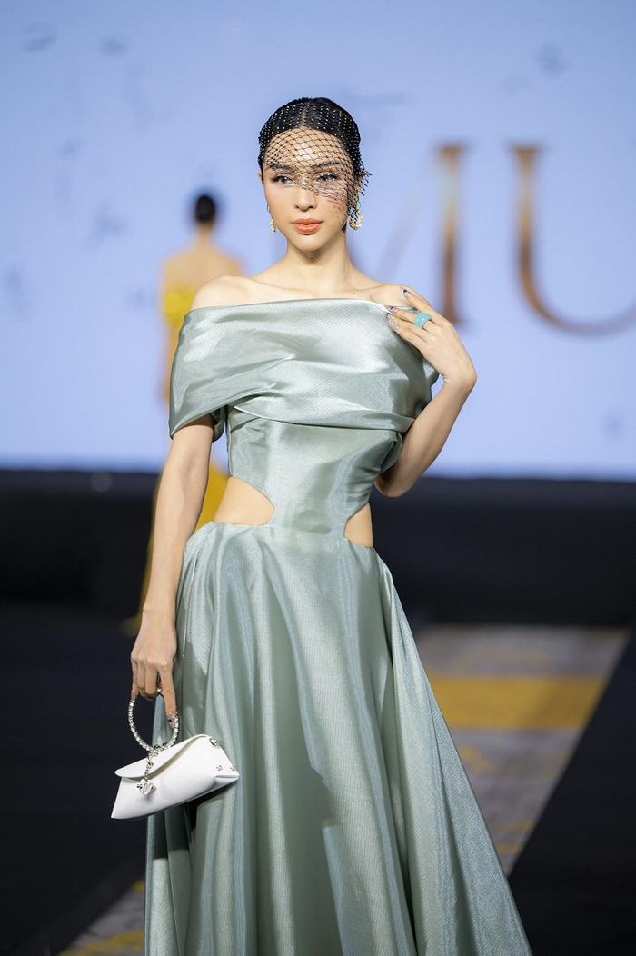 Sau bộ sưu tập "Sương" trong Tuần lễ thời trang Thu Đông, NTK Hoàng Minh Hà tiếp tục giới thiệu BST "Thì thầm" với trang phục từ vải lụa. 