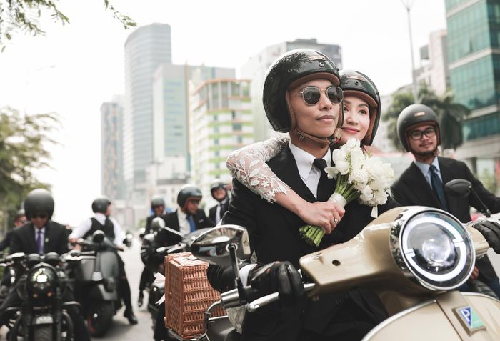 Sau đó, chú rể Phan Hiển đèo cô dâu Khánh Thi phía sau, đi qua những góc phố hẹn hò trong ngày chung đôi.