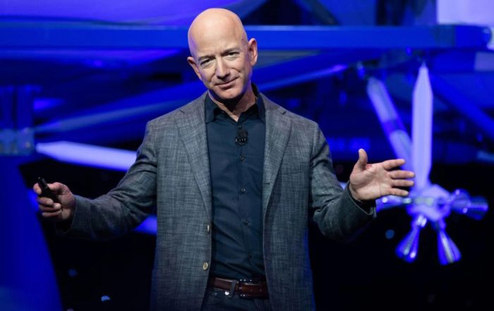 Người sáng lập kiêm chủ tịch điều hành Amazon, tỷ phú Jeff Bezos, đã mất 65,7 tỷ USD trong năm 2022. Theo tờ New York Post, giá trị tài sản ròng của Jeff Bezos giảm hơn 90 tỷ USD kể từ tháng 7 năm 2021.