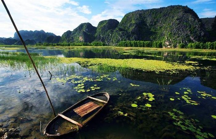 Ninh Bình được thiên nhiên ưu ái ban tặng cho vẻ đẹp hùng vĩ và trù phú với nhiều địa danh nổi tiếng.