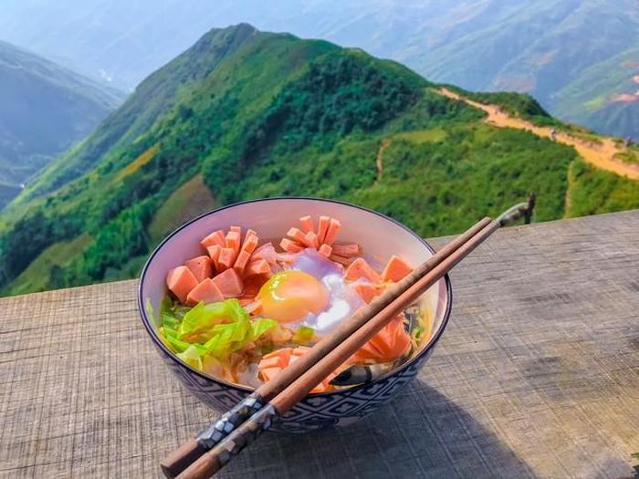 Ngoài những điểm check in lý tưởng, khi đến Hà Giang nhiều người còn thèm hương vị mì tôm và thưởng thức nó giữa cảnh sắc núi rừng.