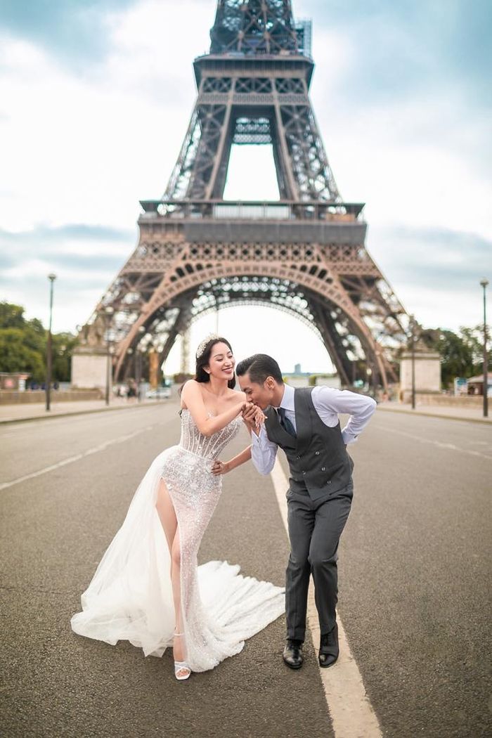13 năm bên nhau nhưng đến năm 2022 Khánh Thi và Phan Hiển mới làm hôn lễ. Đôi vợ chồng này đặc biệt đầu tư cho những bộ ảnh cưới để lưu giữ kỷ niệm, những khoảnh khắc đẹp nhất dành cho nhau. Cặp đôi vừa hé lộ bộ ảnh cưới thực hiện ở Pháp, ngay dưới chân tháp Eiffel.