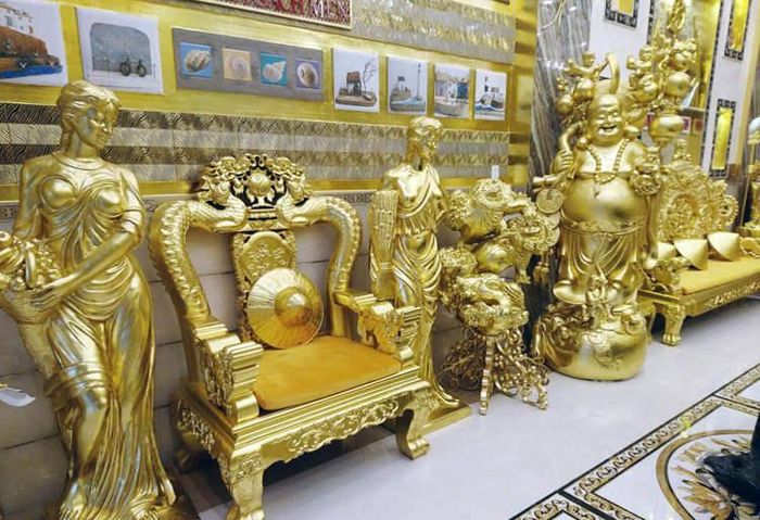Từ những bức tường đến nội thất và đồ trang trí đều giống như được làm bằng vàng hoặc mạ vàng. Theo tiết lộ của gia chủ, ngôi nhà mất 3 năm để hoàn thành.