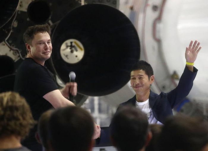 Elon Musk (trái) công bố tên Yusaka Maezawa là khách hàng đầu tiên của Space X lên Mặt trăng.