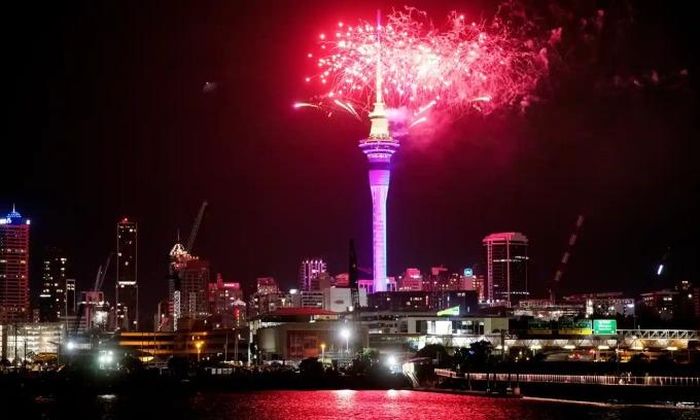 Pháo hoa rực sáng trên tòa tháp Sky Tower ở trung tâm Auckland, New Zealand, khi bước sang Năm mới 2023. Năm ngoái, New Zealand không bắn pháo hoa mà tổ chức trình diễn ánh sáng do dịch Covid-19 diễn biến phức tạp