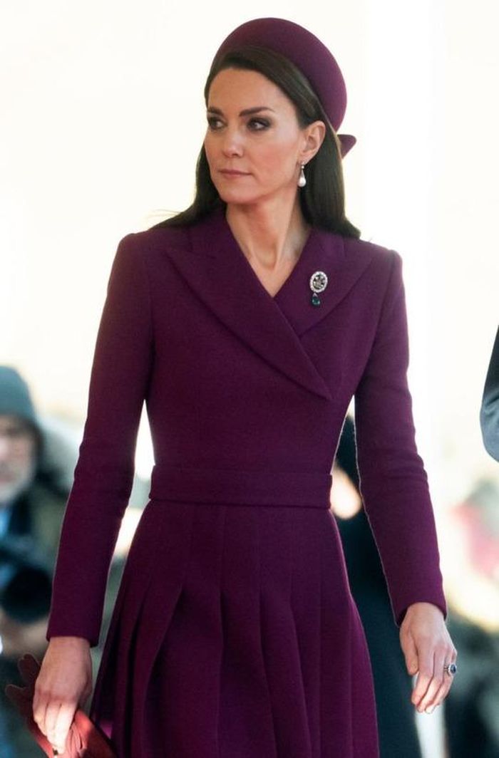 Công nương Kate Middleton diện váy tím đỏ trong lễ đón Tổng thống Nam Phi Ramaphosa, hôm 22/11 tại London. Ảnh: HC