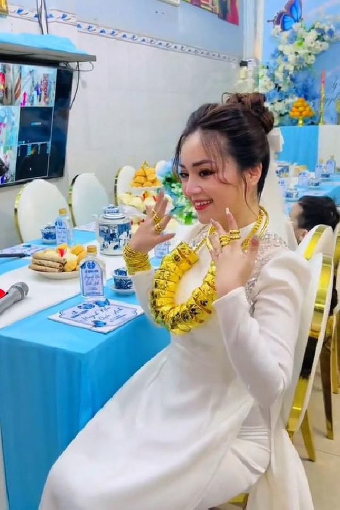 Mới đây, nàng dâu này có tên là Huỳnh Như (23 tuổi, ngụ huyện Cờ Đỏ, Cần Thơ) gây chú ý khi khoe bức ảnh đeo vàng đỏ người trong ngày cưới.
