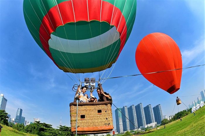 Du khách ngoài được chiêm ngưỡng các khinh khí cầu, chụp hình, vui chơi lễ hội… thì có thể đăng ký các suất bay khinh khí cầu để trải nghiệm cảm giác ngắm nhìn toàn cảnh thành phố từ độ cao 50m.