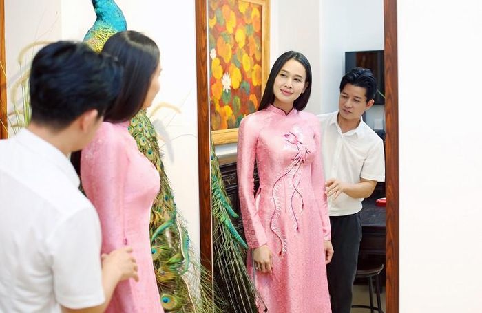 Dương Mỹ Linh thử áo dài cưới cho ngày 17/12 làm lễ gia tiên tại Bến Tre.