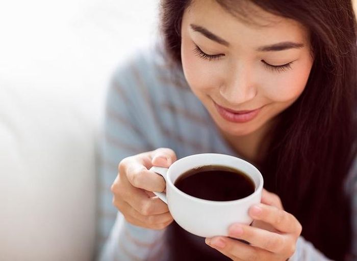 Người bệnh gout nên hạn chế thêm đồ ngọt vào cà phê.