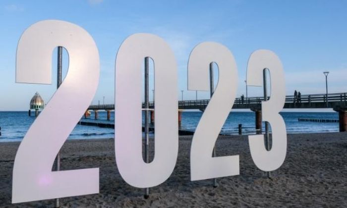Logo mừng năm mới 2023 dựng bên bờ biển ở Zingst, Đức. Hoạt động chuẩn bị và đón chào năm mới ở mỗi nước mỗi khác, nhưng tựu chung lại tất cả đều là dịp để mọi người nhìn lại một năm cũ đã qua, tạm gác lại âu lo, muộn phiền của năm cũ và hướng tới năm 2023 với những kỳ vọng tốt đẹp hơn