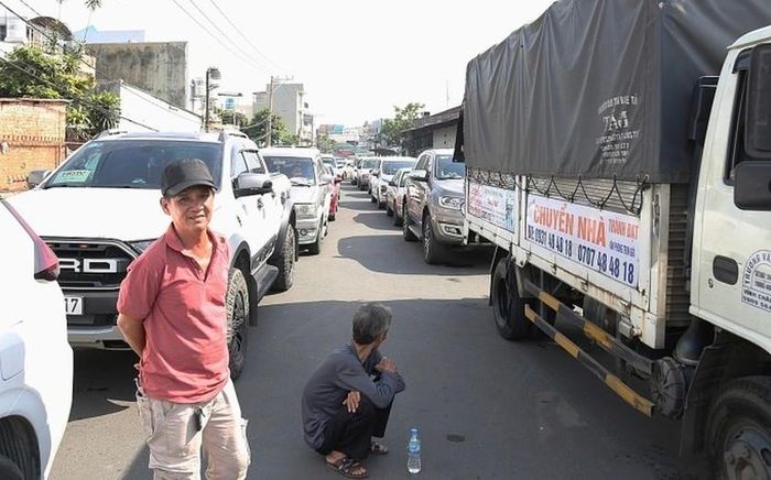 Tài xế chờ ở trung tâm đăng kiểm tại QL13, Thủ Đức (TP HCM).