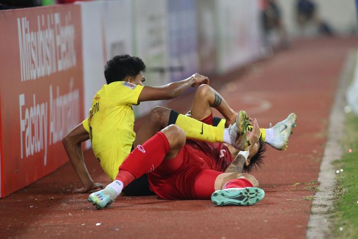 Sau khi phạm lỗi với Văn Hậu, cầu thủ Malaysia có hành vi bạo lực