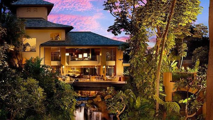Siêu phẩm bất động sản Villa Gajah Putih nằm trong một ngôi làng thuộc xứ Bali (Indonesia). Ngôi biệt thự nổi tiếng với khung cảnh thiên nhiên thơ mộng, tinh khôi mang đến cảm giác trong lành hiếm có. Thiết kế sang trọng gồm các công trình bể bơi, sân tennis, sân bóng và vườn kiểng. Lối thiết kế của Villa Gajah Putih chú trọng đến các mảng xanh không gian.