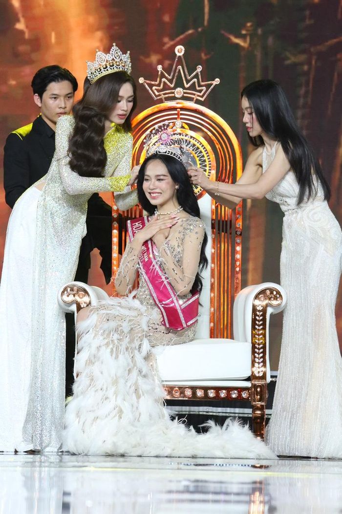 Tân Hoa hậu Việt Nam rạng rỡ vào giây phút được người tiền nhiệm Đỗ Thị Hà trao vương miện danh giá trên ghế đăng quang mạ vàng và gắn hàng trăm viên đá quý.