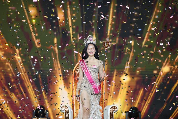 Giành được ngôi vị Hoa hậu Việt Nam 2022, Huỳnh Lê Thanh Thủy nhận được vương miện, quyền trượng, ghế đăng quang và phần thưởng tiền mặt 350 triệu đồng.