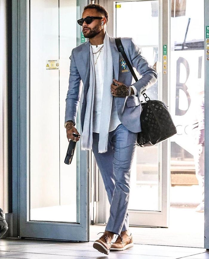  Ở tuổi 30, Neymar không còn thường xuyên xuất hiện với diện mạo lòe loẹt. Anh bắt đầu diện nhiều trang phục có màu sắc trung tính hơn. Trong khi đó, những món đồ hiệu xa xỉ, các mẫu đồng hồ sang trọng đã và đang trở thành một phần không thể thiếu trong thời trang đời thường của nam cầu thủ. Vào tháng 11, trong ngày tập trung đội tuyển để chuẩn bị cho World Cup 2022, Neymar diện trang phục thanh lịch. Anh xách theo mẫu túi đeo chéo từ thương hiệu Louis Vuitton. Ảnh: 3Sports, neymarjr. 