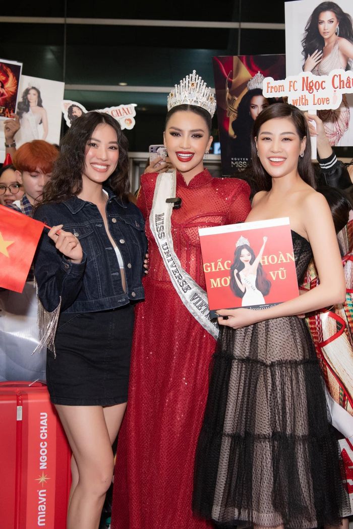 Á hậu Kim Duyên và Hoa hậu Khánh Vân có mặt tại sân bay tiễn Hoa hậu Ngọc Châu lên đường dự thi. 