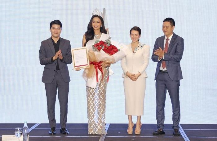Hoa hậu Ngọc Châu được trao sash cùng giấy chứng nhận quyền đại diện Việt Nam tham gia Miss Universe 2022.