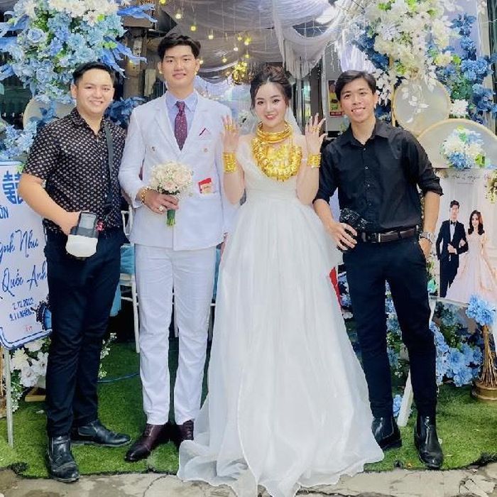 Anh Nguyễn Minh Trí người thợ chụp ảnh chính trong ngày đính hôn đặc biệt này cũng khá bất ngờ khi mọi người lại quan tâm tới hình ảnh anh đăng tải lên mạng xã hội như vậy.