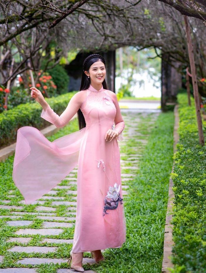 Hoa hậu Ngọc Hân dịu dàng với áo dài.