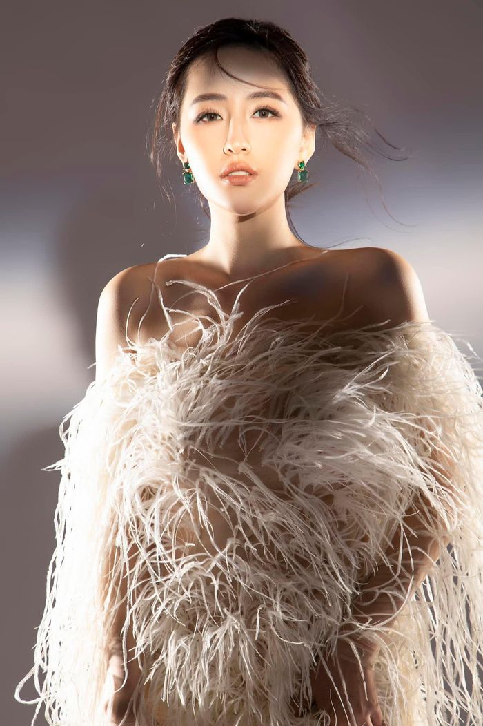 Hoa hậu Việt Nam 2006 mới đăng tải những tấm hình nửa kín nửa hở, khoe thần thái hút hồn cùng vai trần quyến rũ khiến người xem khó rời mắt.
