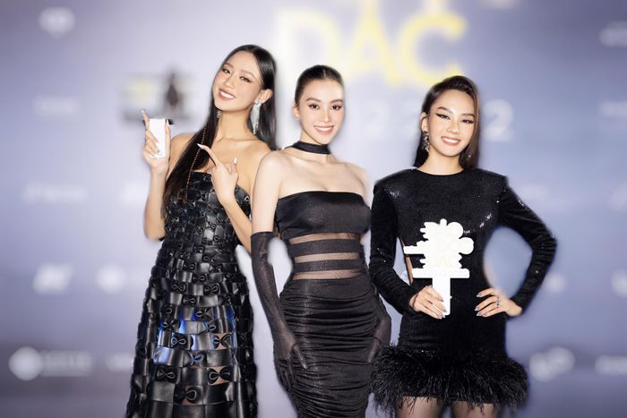 Hoa hậu Liên lục địa Bảo Ngọc và Miss World Vietnam 2022 Mai Phương đến chúc mừng hoa hậu Tiểu Vy.