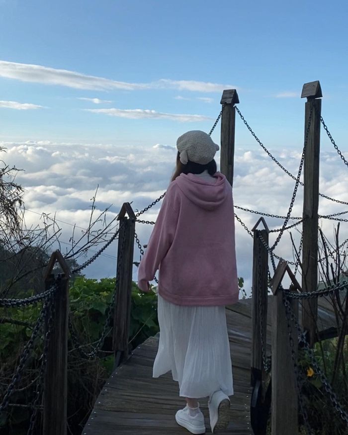 Đến du lịch Hà Giang và check in Tà Xùa với cảnh sắc thiên nhiên được bao bởi núi cao, những ngọn núi gần như chạm trời biến nơi đây trở thành điểm “săn mây” lý tưởng.