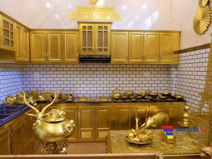 Gia chủ còn mở một quán cà phê cạnh nhà, khách quen cũng có thể ghé thăm dinh thự dát vàng với giá chỉ 40.000 đồng. Nguồn ảnh: Odditycentral