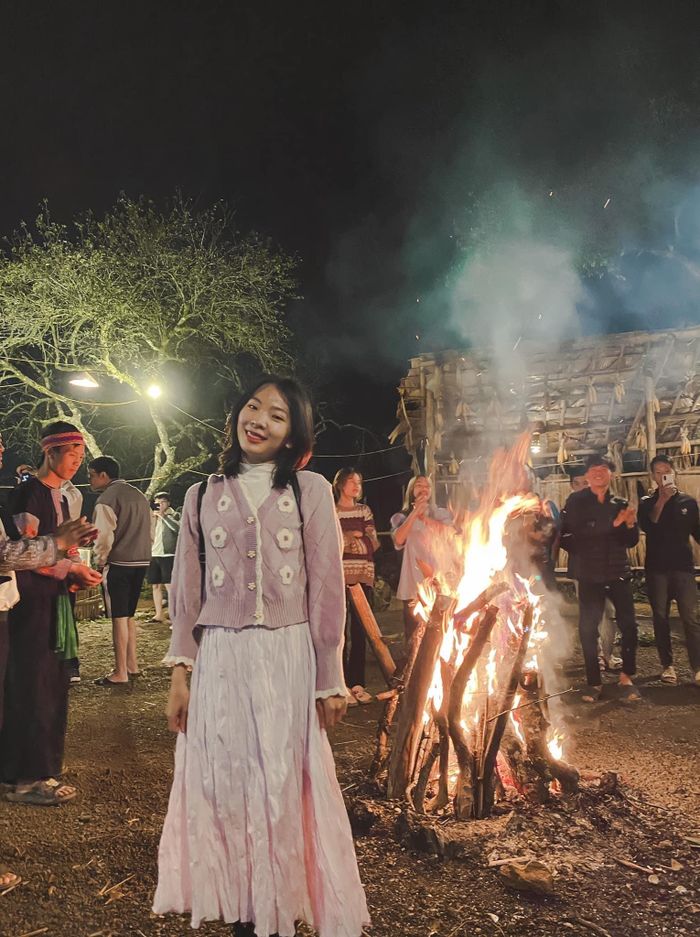 Tham gia chợ đêm Pà Cò trải nghiệm múa sạp, đốt lửa trại, giao lưu văn nghệ với người Mông.