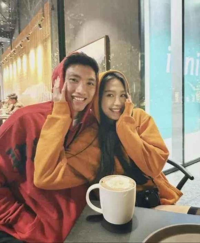 Mới đây, trên Instagram cá nhân, cầu thủ Đoàn Văn Hậu đã đăng tải loạt ảnh cả hai hẹn hò ở quán cà phê và trao nhau nụ hôn ngọt ngào.