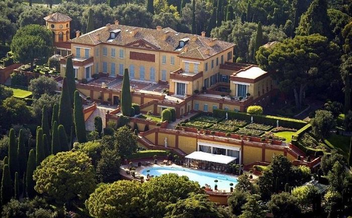 Villa Leopolda là một trong những ngôi nhà đắt nhất thế giới hiện nay. Khác với những ngôi biệt thự sang trọng kiểu triệu phú, căn biệt thự này đã có lịch sử suốt một thế kỷ. Đây chính là kiệt tác được xây dựng bởi vua Bỉ Leopold II. Hiện nay, Lily Safra đang là chủ nhân của căn biệt thự độc đáo này.